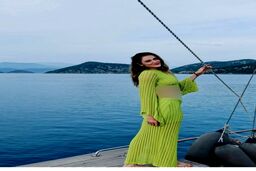 عکس جدید زهرا گونش، والیبالیست زن مشهور کنار دریا
