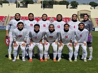 عکس دسته‌جمعی اعضای تیم فوتبال زنان در مرز بازرگان