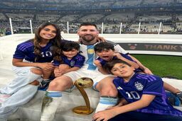 عکس همسر مسی با لباس آرژانتین در شب درخشش لئو