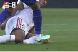 صحنه جنجالی دربی مادرید: چطور قرمز نداد/ عکس