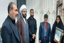 قهرمان کشتی آزاد مدال خود را خانواده شهید پاپی اهدا کرد
