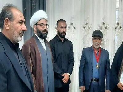 قهرمان کشتی آزاد مدال خود را خانواده شهید پاپی اهدا کرد