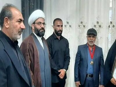 قهرمان کشتی آزاد مدال خود را خانواده شهید پاپی اهدا کرد