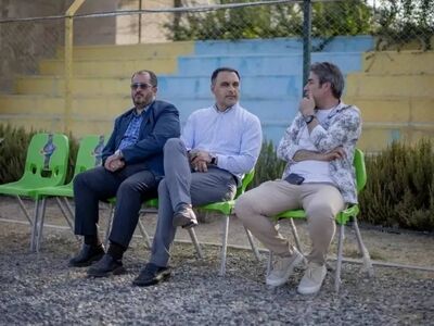 دروازه‌بان سرخابی‌ها هنوز در کنار چمن/ عکس
