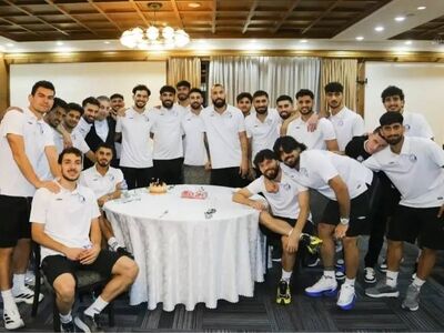 کیک تولد آزادی با آرزوی بازگشت به گلزنی