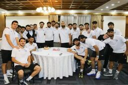 کیک تولد آزادی با آرزوی بازگشت به گلزنی