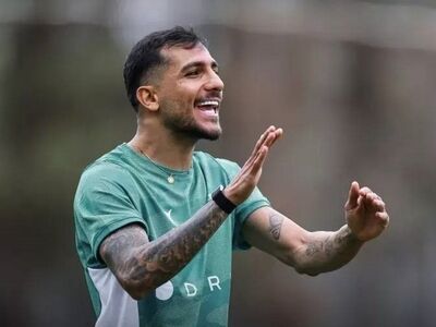 زوج سمت چپ پرسپولیس با هم عکس گرفتند