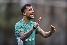 زوج سمت چپ پرسپولیس با هم عکس گرفتند