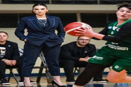 تصاویری از مربی زن زیبا با چفیه