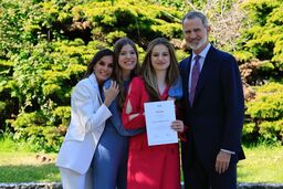 شاه، ملکه و پرنسس‌های اسپانیا در حال تماشای بازی اسپانیا و فرانسه با لباس تیم ملی/ عکس