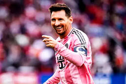 عکس جالب زن مسی با لباس فوتبالی