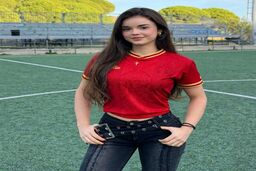 داور زنی که بازیکنان مرد دائما به او شماره می‌دهند