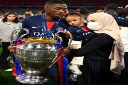 چرا همسر این فوتبالیست مشهور همیشه صورت خود را می‌پوشاند؟