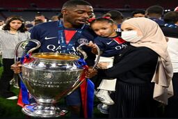 چرا همسر این فوتبالیست مشهور همیشه صورت خود را می‌پوشاند؟