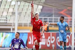 مدافع پرسپولیس در آستانه فسخ قرارداد/ تارتار این بازیکن را نمی‌خواهد